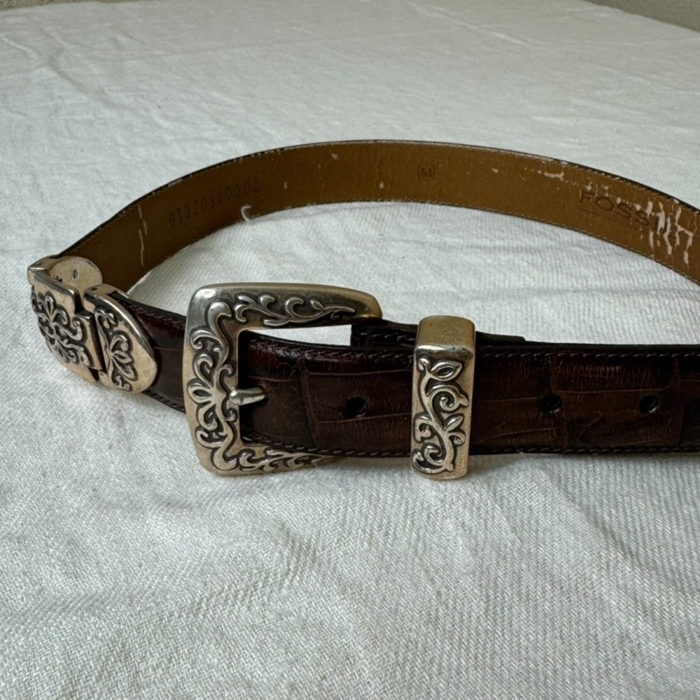 VTG Fossil Womens Brown Croc-Embossed Leather Belt Sz M Decorative Silver Buckle